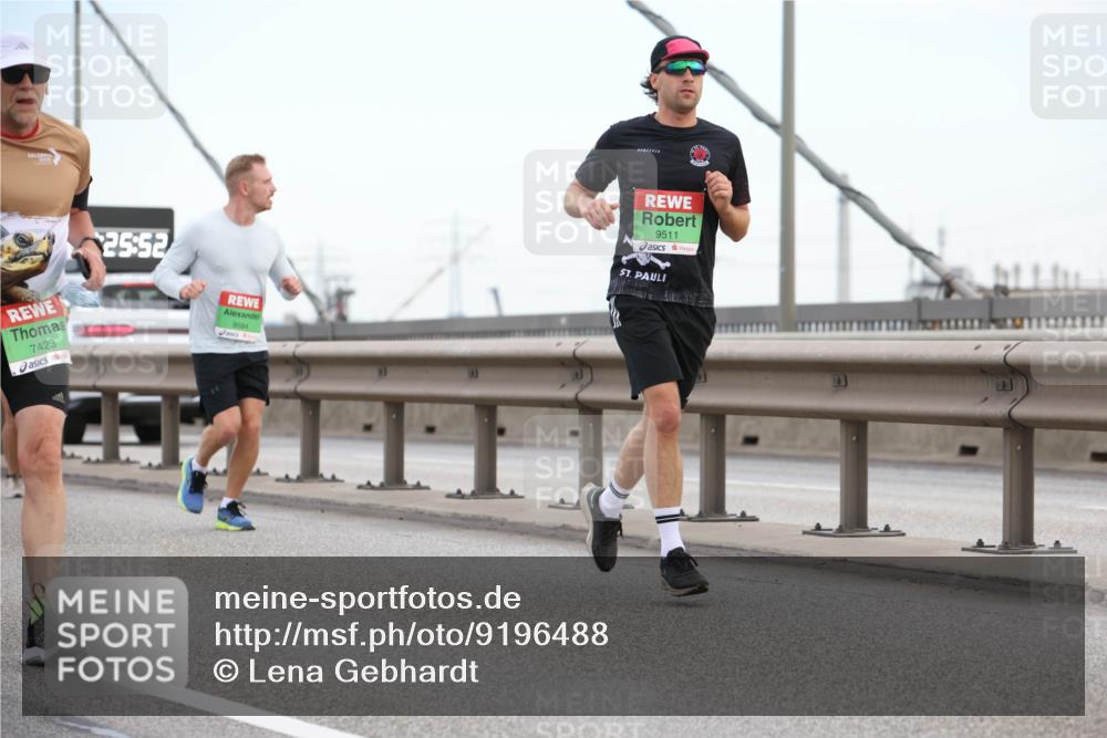 03.10.2025 - Köhlbrandbrückenlauf Lena Gebhardt http://msf.ph/oto/9196488 03.10.2025 15:26:46 Position 1 25, 52, 7423, 9584, 9511 meine-sportfotos.de