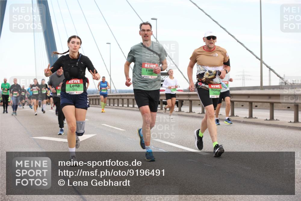 03.10.2025 - Köhlbrandbrückenlauf Lena Gebhardt http://msf.ph/oto/9196491 03.10.2025 15:26:47 Position 1 7252, 7253, 7423 meine-sportfotos.de