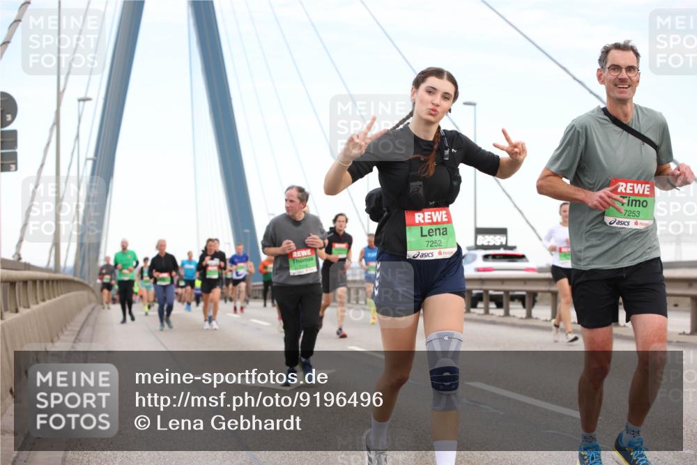 03.10.2025 - Köhlbrandbrückenlauf Lena Gebhardt http://msf.ph/oto/9196496 03.10.2025 15:26:48 Position 1 7252, 02554, 7253 meine-sportfotos.de