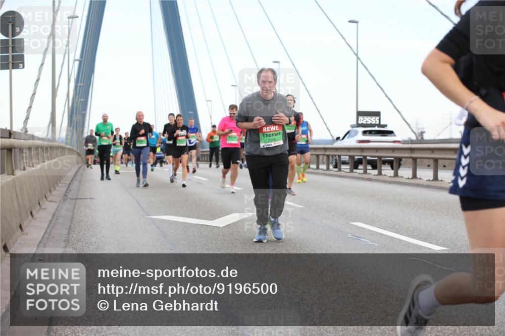 03.10.2025 - Köhlbrandbrückenlauf Lena Gebhardt http://msf.ph/oto/9196500 03.10.2025 15:26:49 Position 1 7208, 0, 25, 55 meine-sportfotos.de