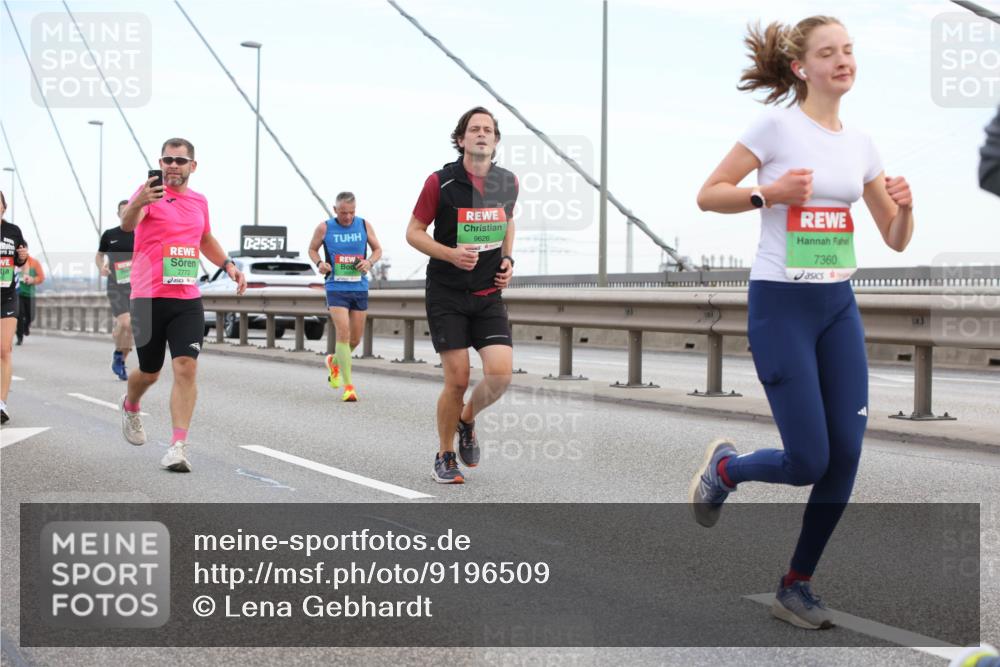 03.10.2025 - Köhlbrandbrückenlauf Lena Gebhardt http://msf.ph/oto/9196509 03.10.2025 15:26:52 Position 1 7772, 0, 25, 57, 9626, 7360 meine-sportfotos.de