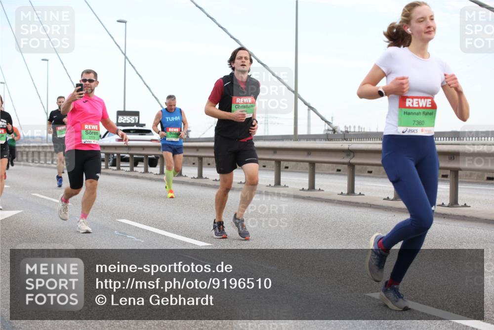 03.10.2025 - Köhlbrandbrückenlauf Lena Gebhardt http://msf.ph/oto/9196510 03.10.2025 15:26:52 Position 1 0, 25, 57, 7772, 7360 meine-sportfotos.de