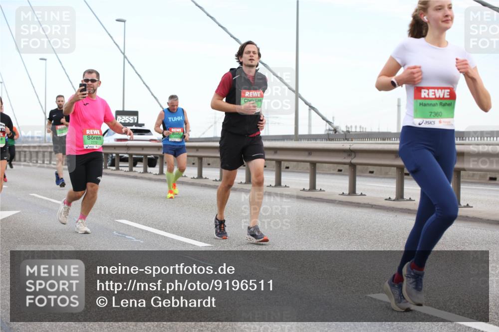 03.10.2025 - Köhlbrandbrückenlauf Lena Gebhardt http://msf.ph/oto/9196511 03.10.2025 15:26:52 Position 1 7772, 0, 25, 57, 7360 meine-sportfotos.de