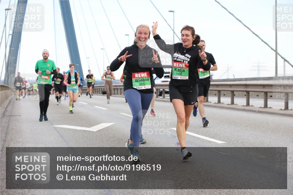 03.10.2025 - Köhlbrandbrückenlauf Lena Gebhardt http://msf.ph/oto/9196519 03.10.2025 15:26:54 Position 1 8882, 2022, 21, 0975, 7498, 811 meine-sportfotos.de