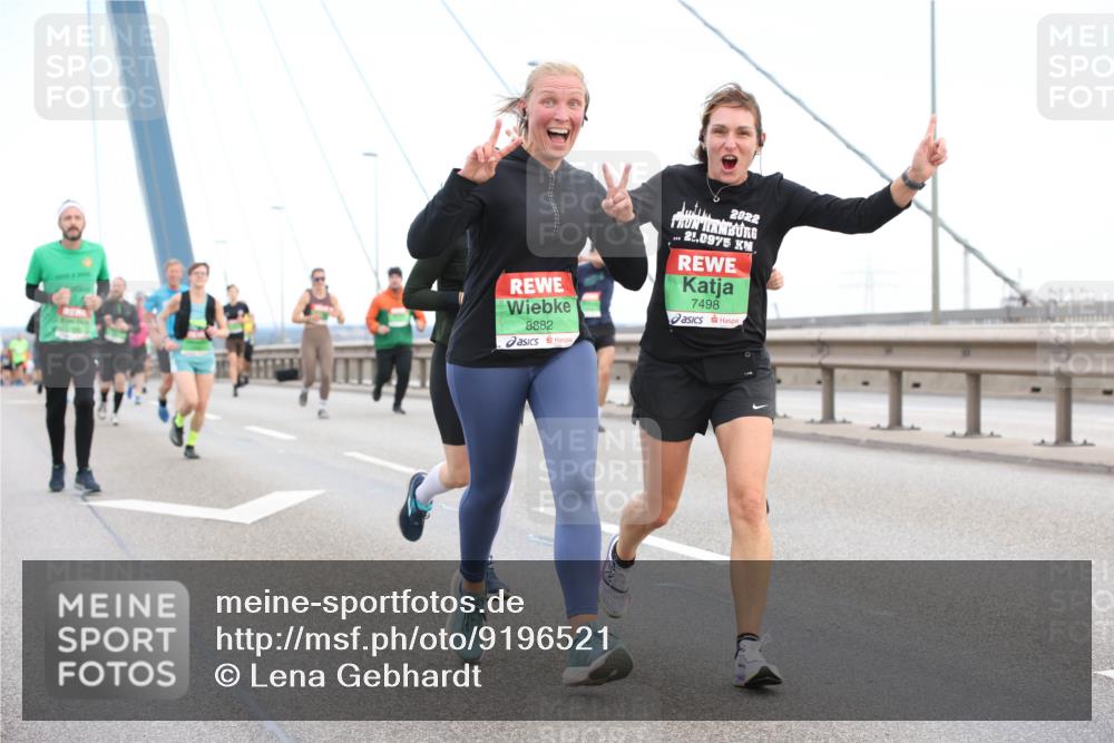 03.10.2025 - Köhlbrandbrückenlauf Lena Gebhardt http://msf.ph/oto/9196521 03.10.2025 15:26:55 Position 1 8882, 2022, 21, 0975, 7498 meine-sportfotos.de