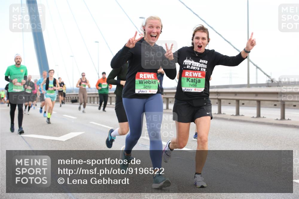 03.10.2025 - Köhlbrandbrückenlauf Lena Gebhardt http://msf.ph/oto/9196522 03.10.2025 15:26:55 Position 1 8882, 2022, 25, 0975, 7498 meine-sportfotos.de