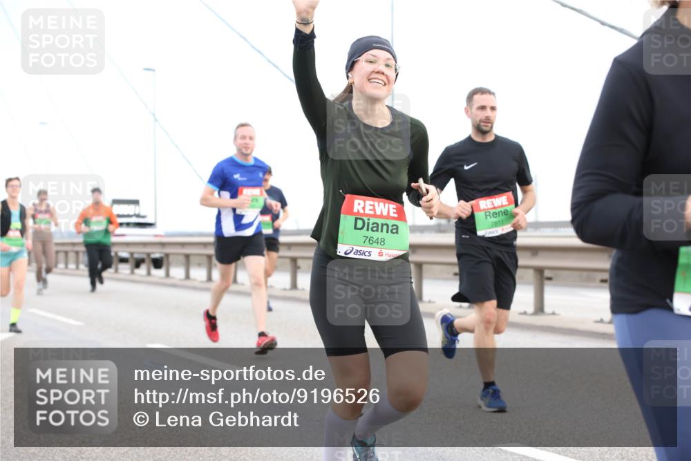 03.10.2025 - Köhlbrandbrückenlauf Lena Gebhardt http://msf.ph/oto/9196526 03.10.2025 15:26:56 Position 1 7648, 7811 meine-sportfotos.de
