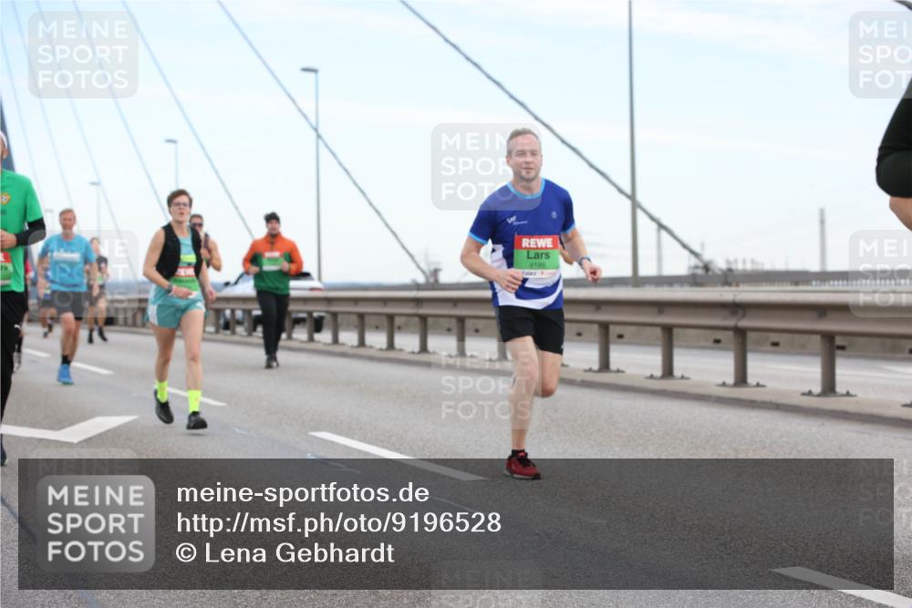 03.10.2025 - Köhlbrandbrückenlauf Lena Gebhardt http://msf.ph/oto/9196528 03.10.2025 15:26:56 Position 1 8199 meine-sportfotos.de
