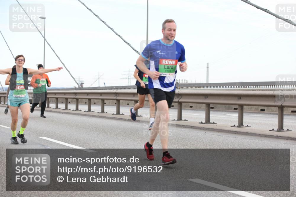 03.10.2025 - Köhlbrandbrückenlauf Lena Gebhardt http://msf.ph/oto/9196532 03.10.2025 15:26:57 Position 1 9399, 02, 8199 meine-sportfotos.de