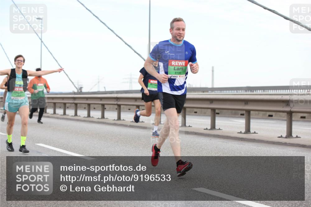 03.10.2025 - Köhlbrandbrückenlauf Lena Gebhardt http://msf.ph/oto/9196533 03.10.2025 15:26:57 Position 1 9399, 8199 meine-sportfotos.de