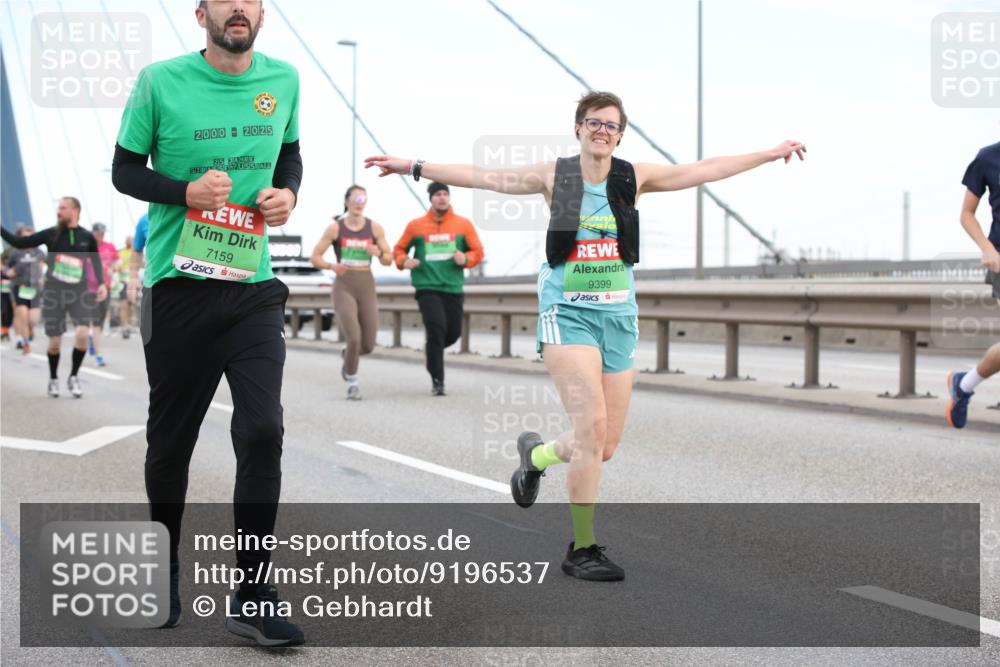 03.10.2025 - Köhlbrandbrückenlauf Lena Gebhardt http://msf.ph/oto/9196537 03.10.2025 15:26:58 Position 1 2000, 2025, 25, 7159, 9399 meine-sportfotos.de