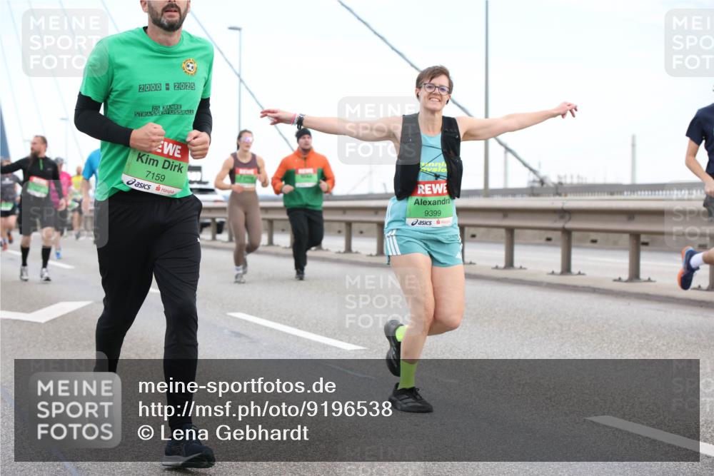03.10.2025 - Köhlbrandbrückenlauf Lena Gebhardt http://msf.ph/oto/9196538 03.10.2025 15:26:58 Position 1 2000, 2025, 25, 7159, 9399 meine-sportfotos.de
