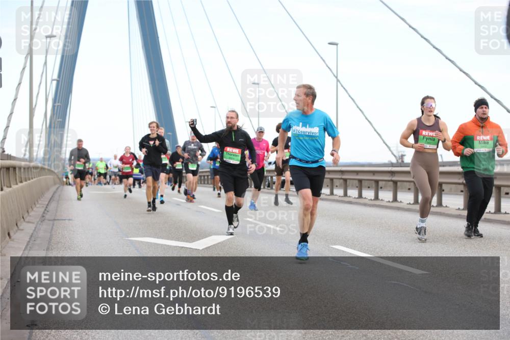 03.10.2025 - Köhlbrandbrückenlauf Lena Gebhardt http://msf.ph/oto/9196539 03.10.2025 15:26:59 Position 1 8824, 24, 7552 meine-sportfotos.de