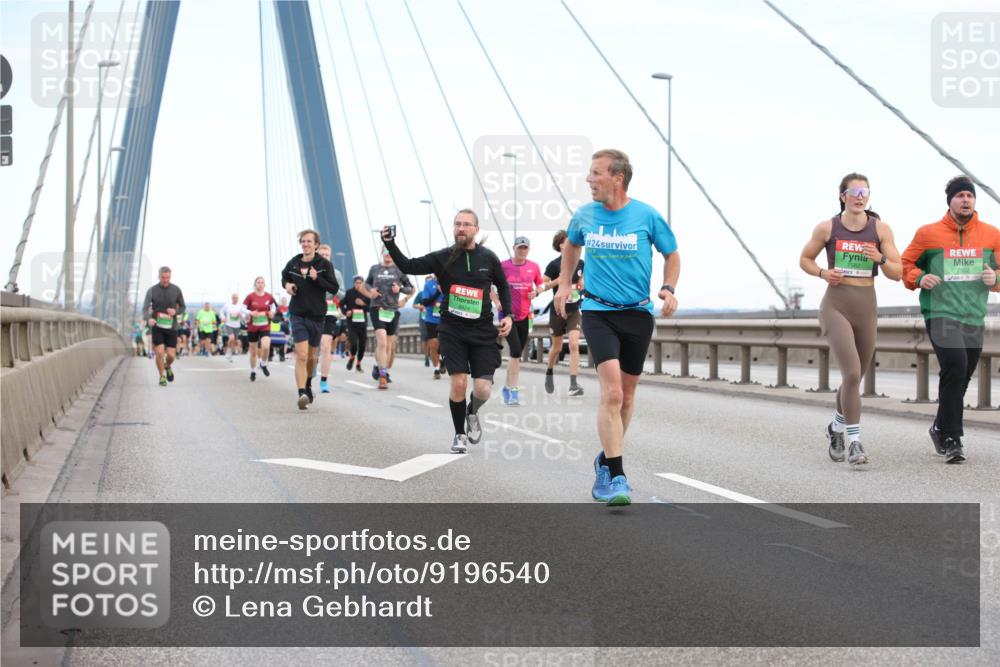 03.10.2025 - Köhlbrandbrückenlauf Lena Gebhardt http://msf.ph/oto/9196540 03.10.2025 15:26:59 Position 1 8824, 24 meine-sportfotos.de