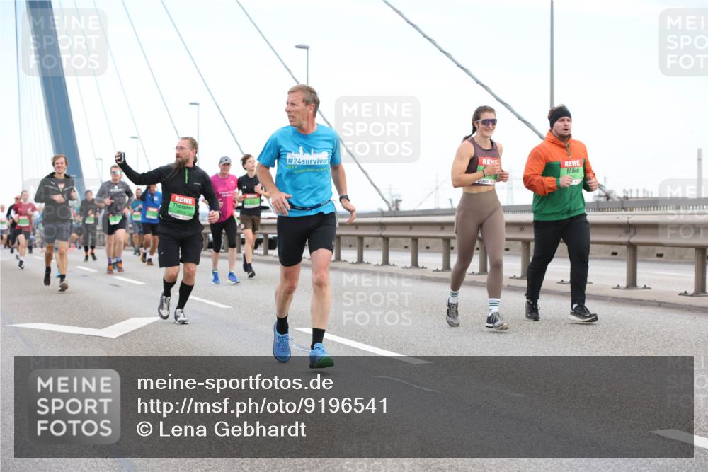 03.10.2025 - Köhlbrandbrückenlauf Lena Gebhardt http://msf.ph/oto/9196541 03.10.2025 15:27:00 Position 1 8824, 24 meine-sportfotos.de