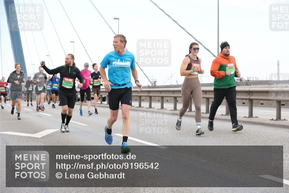 03.10.2025 - Köhlbrandbrückenlauf Lena Gebhardt http://msf.ph/oto/9196542 03.10.2025 15:27:00 Position 1 1, 24, 3017 meine-sportfotos.de