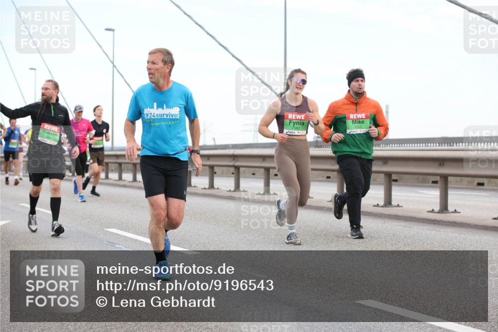 03.10.2025 - Köhlbrandbrückenlauf Lena Gebhardt http://msf.ph/oto/9196543 03.10.2025 15:27:00 Position 1 8824, 24, 2017, 7562, 7552 meine-sportfotos.de