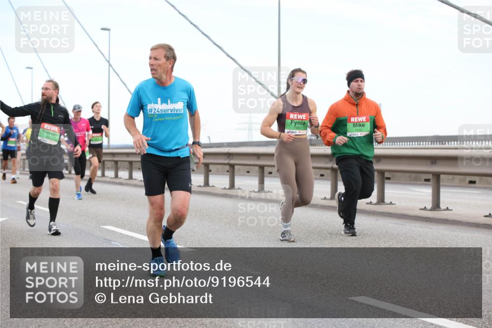 03.10.2025 - Köhlbrandbrückenlauf Lena Gebhardt http://msf.ph/oto/9196544 03.10.2025 15:27:00 Position 1 8824, 24, 2017, 7562, 7552 meine-sportfotos.de