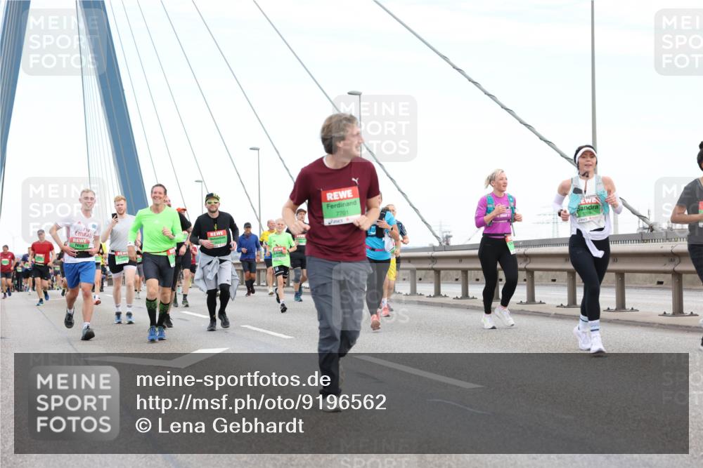 03.10.2025 - Köhlbrandbrückenlauf Lena Gebhardt http://msf.ph/oto/9196562 03.10.2025 15:27:44 Position 1 7701 meine-sportfotos.de