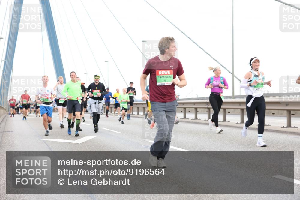 03.10.2025 - Köhlbrandbrückenlauf Lena Gebhardt http://msf.ph/oto/9196564 03.10.2025 15:27:45 Position 1 7701, 9201 meine-sportfotos.de