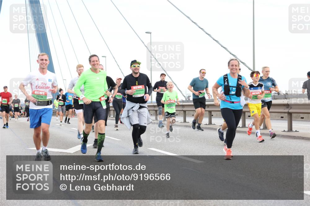 03.10.2025 - Köhlbrandbrückenlauf Lena Gebhardt http://msf.ph/oto/9196566 03.10.2025 15:27:46 Position 1  meine-sportfotos.de