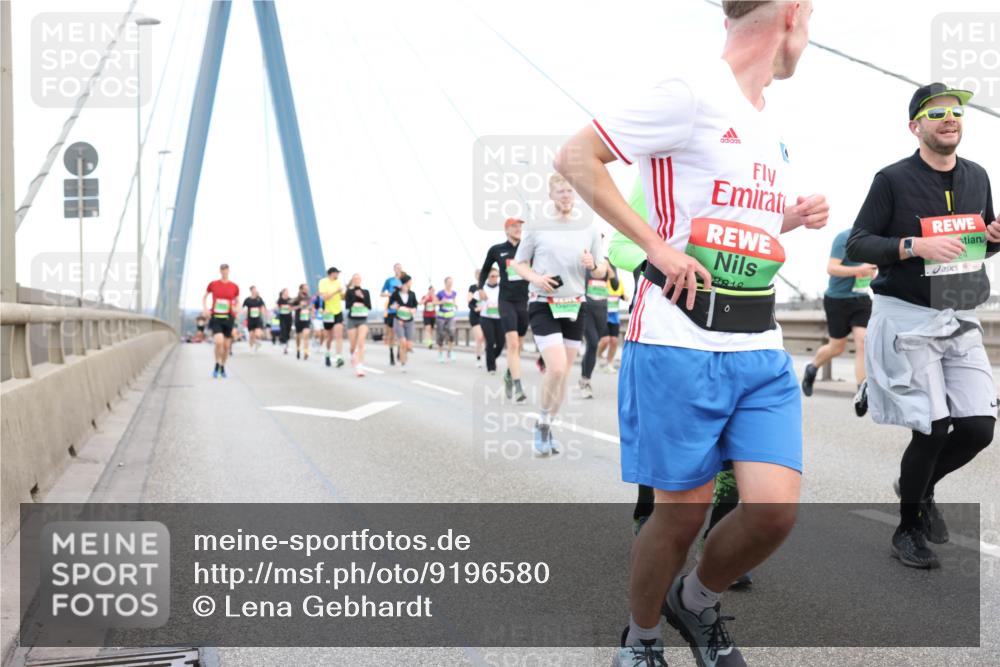 03.10.2025 - Köhlbrandbrückenlauf Lena Gebhardt http://msf.ph/oto/9196580 03.10.2025 15:27:48 Position 1 2010 meine-sportfotos.de