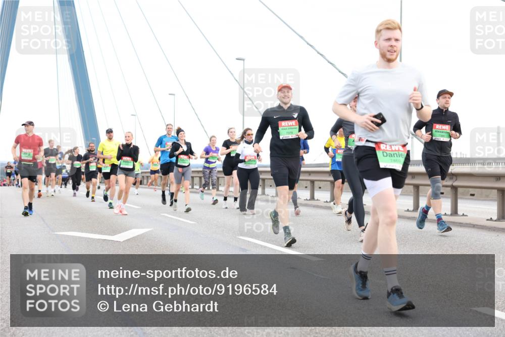 03.10.2025 - Köhlbrandbrückenlauf Lena Gebhardt http://msf.ph/oto/9196584 03.10.2025 15:27:49 Position 1 7379, 7469, 7388 meine-sportfotos.de