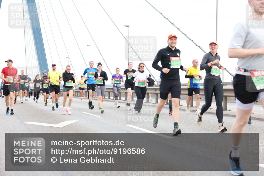 03.10.2025 - Köhlbrandbrückenlauf Lena Gebhardt http://msf.ph/oto/9196586 03.10.2025 15:27:50 Position 1  meine-sportfotos.de