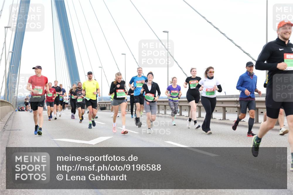 03.10.2025 - Köhlbrandbrückenlauf Lena Gebhardt http://msf.ph/oto/9196588 03.10.2025 15:27:50 Position 1  meine-sportfotos.de