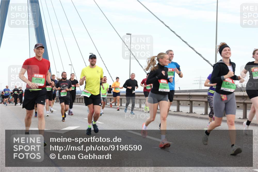 03.10.2025 - Köhlbrandbrückenlauf Lena Gebhardt http://msf.ph/oto/9196590 03.10.2025 15:27:53 Position 1 7341, 7834 meine-sportfotos.de