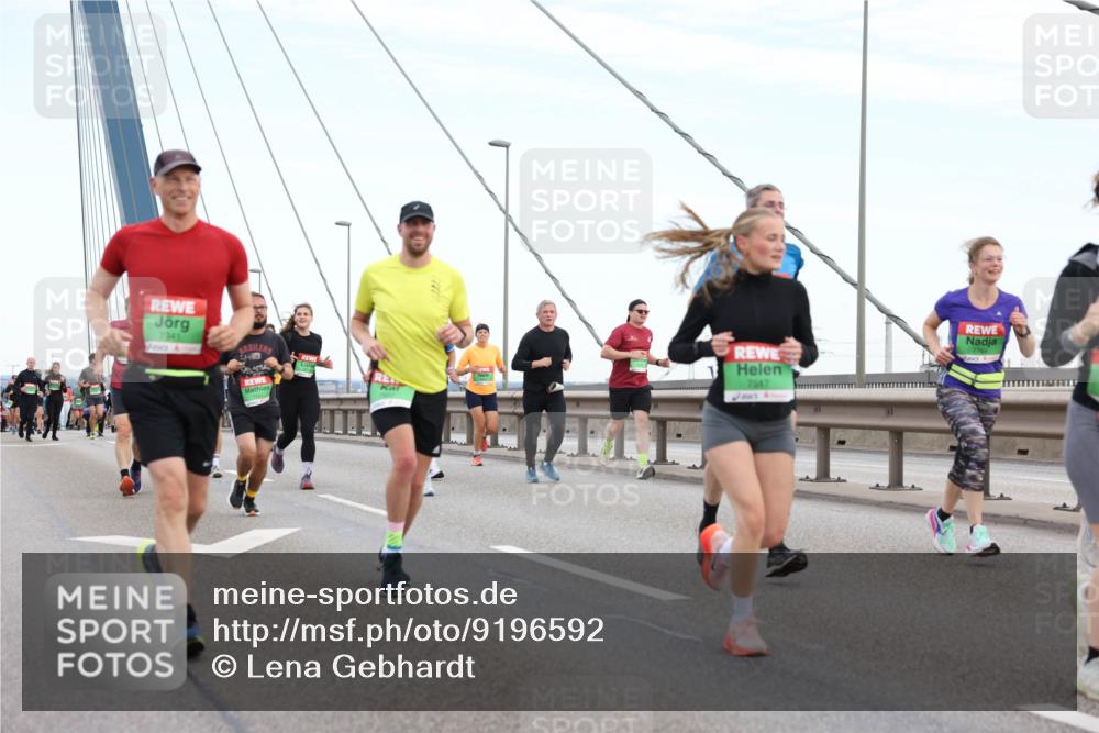 03.10.2025 - Köhlbrandbrückenlauf Lena Gebhardt http://msf.ph/oto/9196592 03.10.2025 15:27:53 Position 1 7341, 7517 meine-sportfotos.de