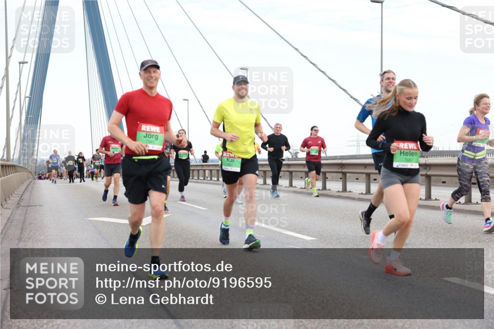 03.10.2025 - Köhlbrandbrückenlauf Lena Gebhardt http://msf.ph/oto/9196595 03.10.2025 15:27:53 Position 1 7341, 7607, 7517 meine-sportfotos.de