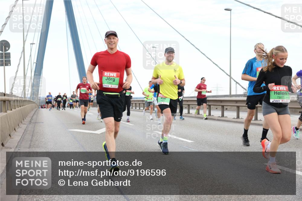 03.10.2025 - Köhlbrandbrückenlauf Lena Gebhardt http://msf.ph/oto/9196596 03.10.2025 15:27:54 Position 1 7341, 7607, 7517 meine-sportfotos.de