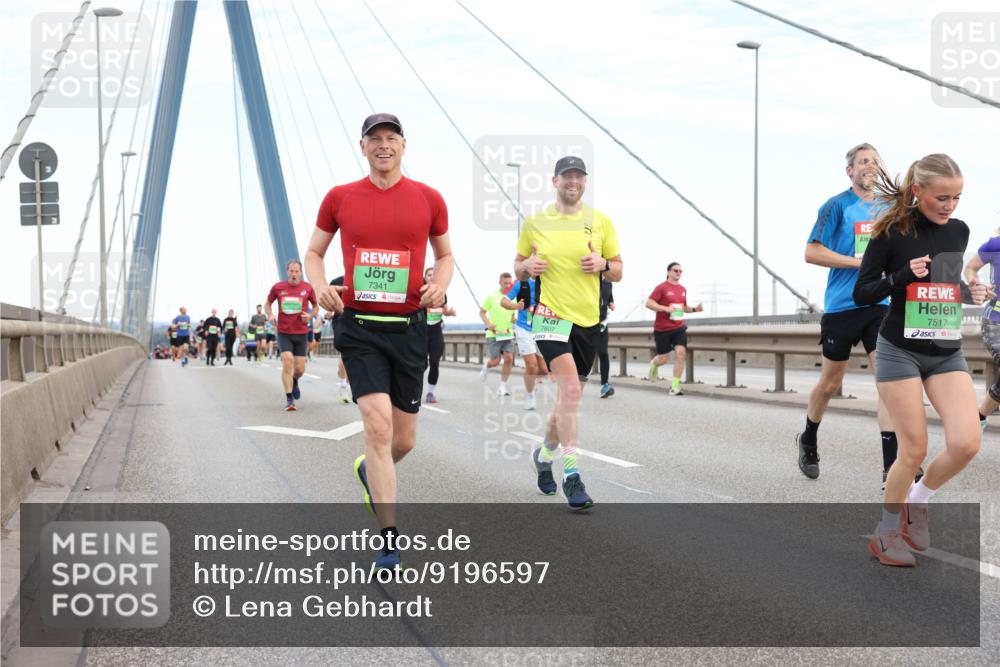 03.10.2025 - Köhlbrandbrückenlauf Lena Gebhardt http://msf.ph/oto/9196597 03.10.2025 15:27:54 Position 1 7341, 7607, 7517 meine-sportfotos.de