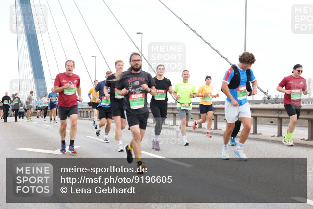 03.10.2025 - Köhlbrandbrückenlauf Lena Gebhardt http://msf.ph/oto/9196605 03.10.2025 15:27:55 Position 1 7139, 8814, 9149, 7272 meine-sportfotos.de