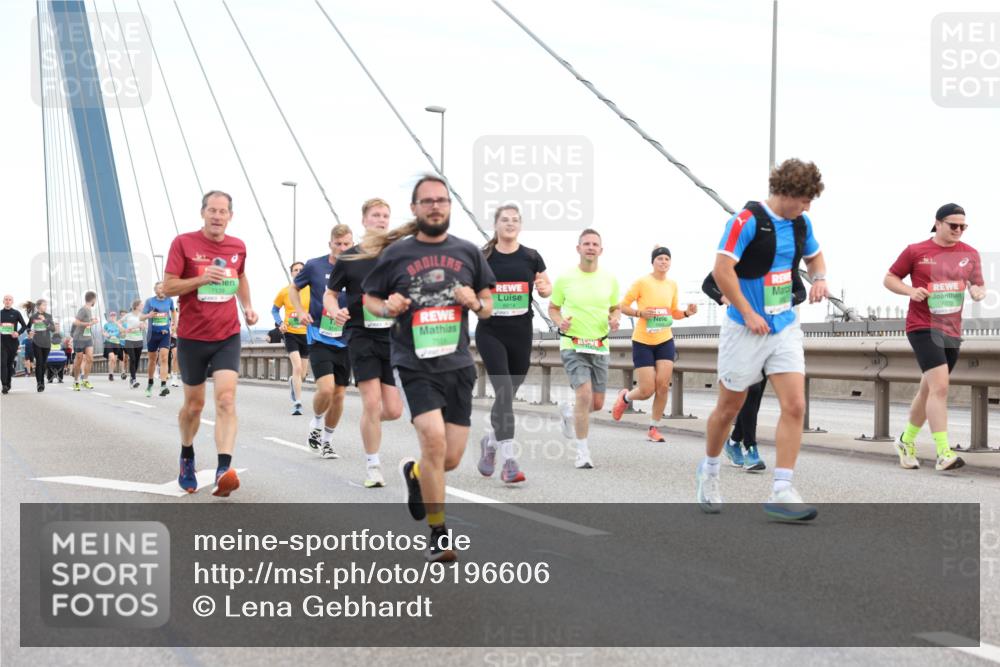 03.10.2025 - Köhlbrandbrückenlauf Lena Gebhardt http://msf.ph/oto/9196606 03.10.2025 15:27:55 Position 1 8814 meine-sportfotos.de