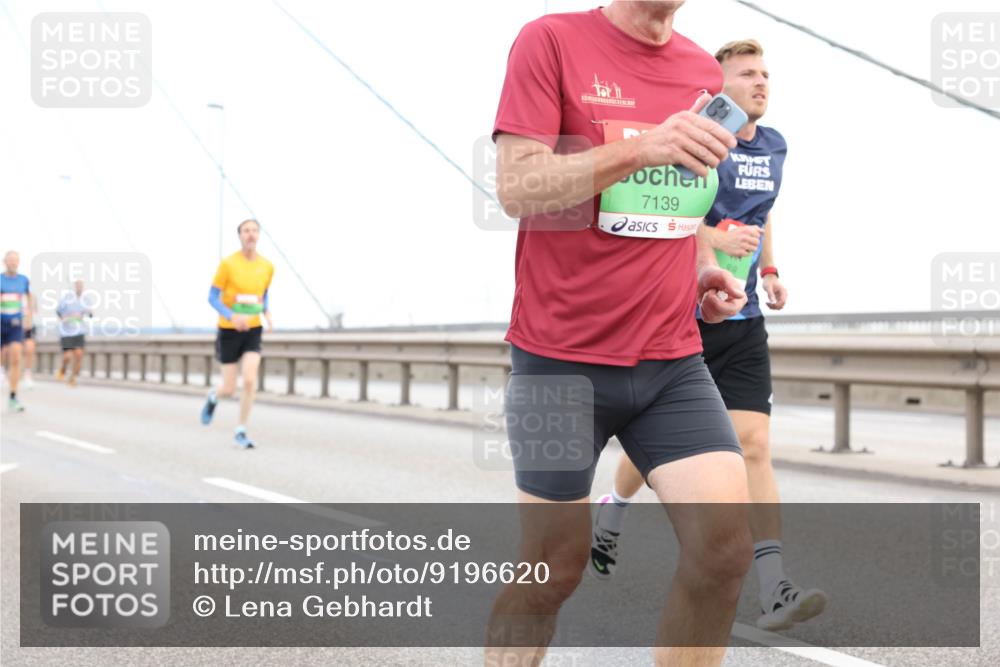 03.10.2025 - Köhlbrandbrückenlauf Lena Gebhardt http://msf.ph/oto/9196620 03.10.2025 15:27:58 Position 1 7139 meine-sportfotos.de