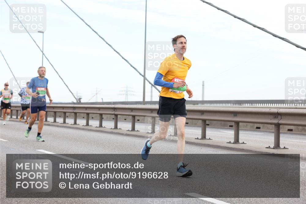 03.10.2025 - Köhlbrandbrückenlauf Lena Gebhardt http://msf.ph/oto/9196628 03.10.2025 15:28:00 Position 1 7822 meine-sportfotos.de