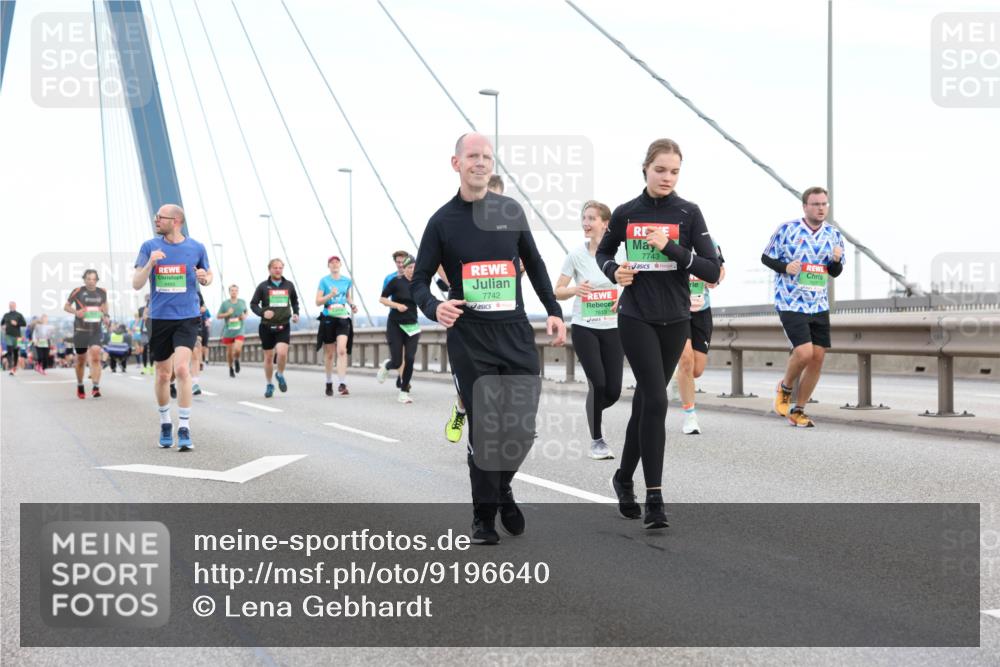 03.10.2025 - Köhlbrandbrückenlauf Lena Gebhardt http://msf.ph/oto/9196640 03.10.2025 15:28:04 Position 1 9493, 7742, 7613, 7743 meine-sportfotos.de