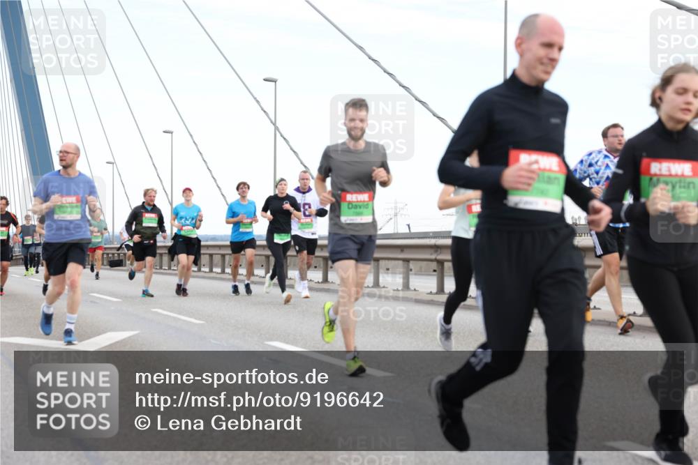 03.10.2025 - Köhlbrandbrückenlauf Lena Gebhardt http://msf.ph/oto/9196642 03.10.2025 15:28:05 Position 1  meine-sportfotos.de