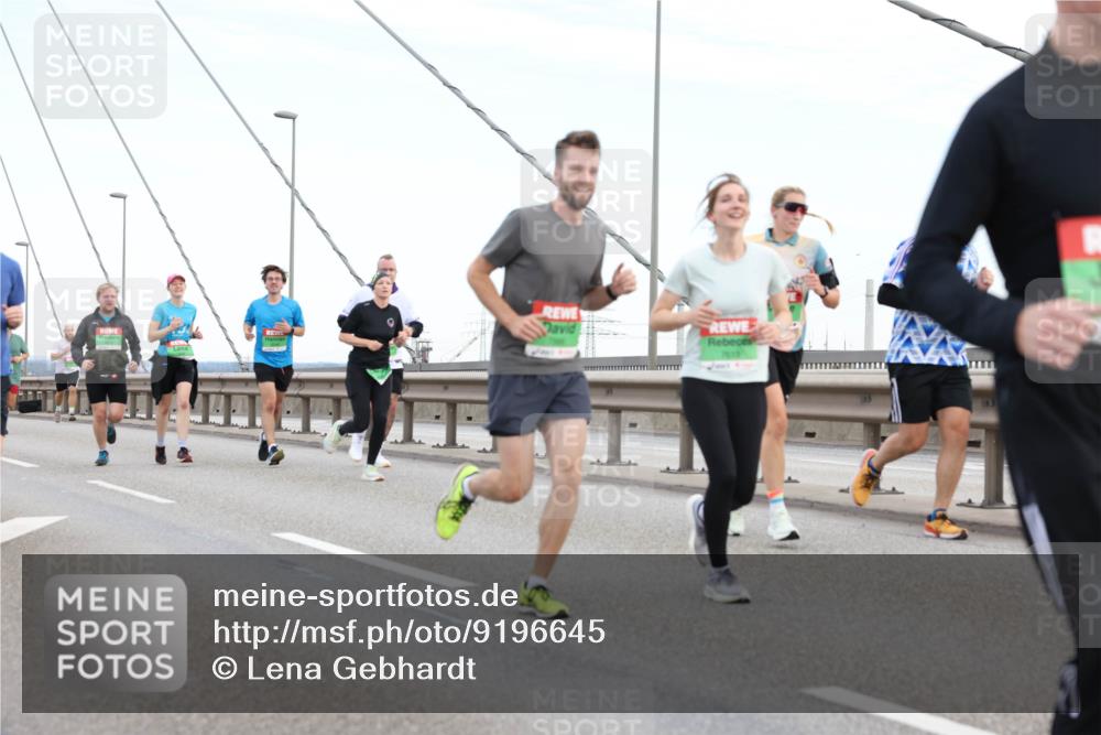 03.10.2025 - Köhlbrandbrückenlauf Lena Gebhardt http://msf.ph/oto/9196645 03.10.2025 15:28:06 Position 1  meine-sportfotos.de