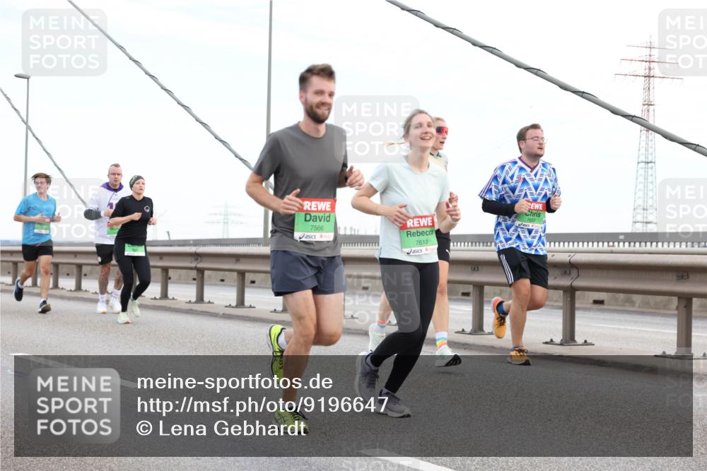 03.10.2025 - Köhlbrandbrückenlauf Lena Gebhardt http://msf.ph/oto/9196647 03.10.2025 15:28:06 Position 1 7566, 7613, 7653 meine-sportfotos.de