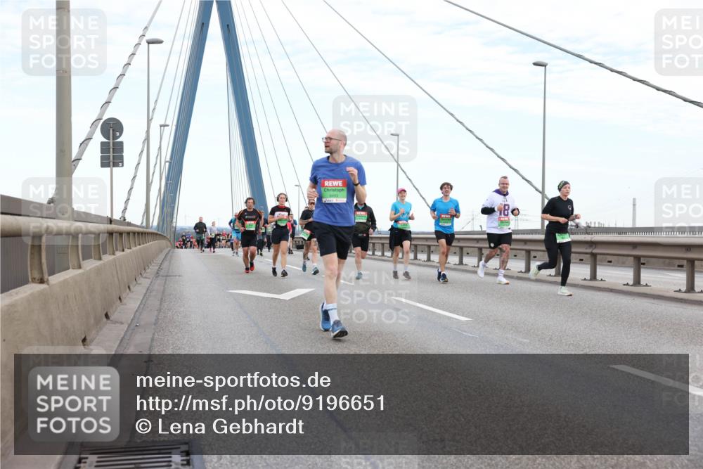 03.10.2025 - Köhlbrandbrückenlauf Lena Gebhardt http://msf.ph/oto/9196651 03.10.2025 15:28:07 Position 1  meine-sportfotos.de