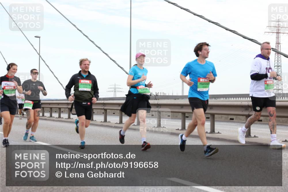 03.10.2025 - Köhlbrandbrückenlauf Lena Gebhardt http://msf.ph/oto/9196658 03.10.2025 15:28:09 Position 1  meine-sportfotos.de