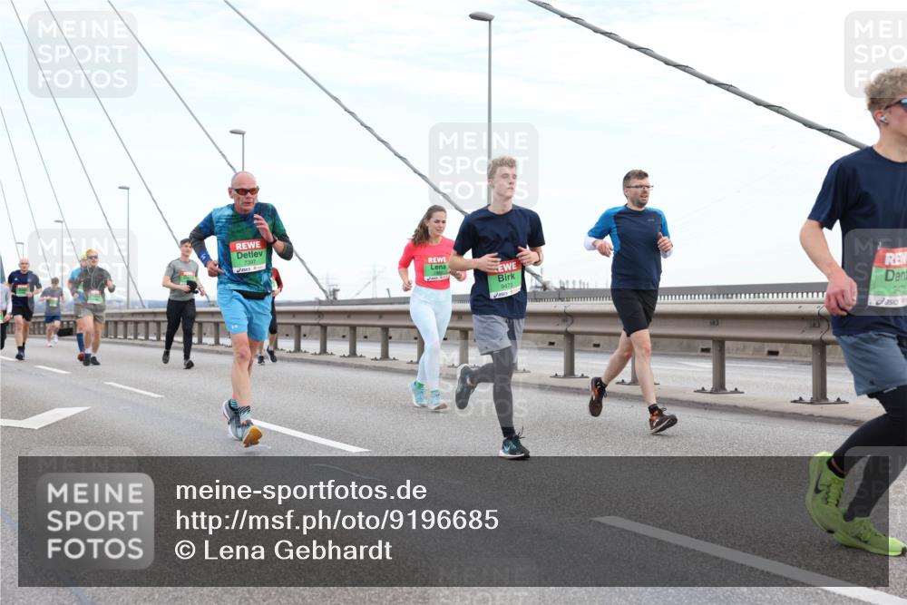 03.10.2025 - Köhlbrandbrückenlauf Lena Gebhardt http://msf.ph/oto/9196685 03.10.2025 15:28:15 Position 1 7397, 9473, 9475 meine-sportfotos.de