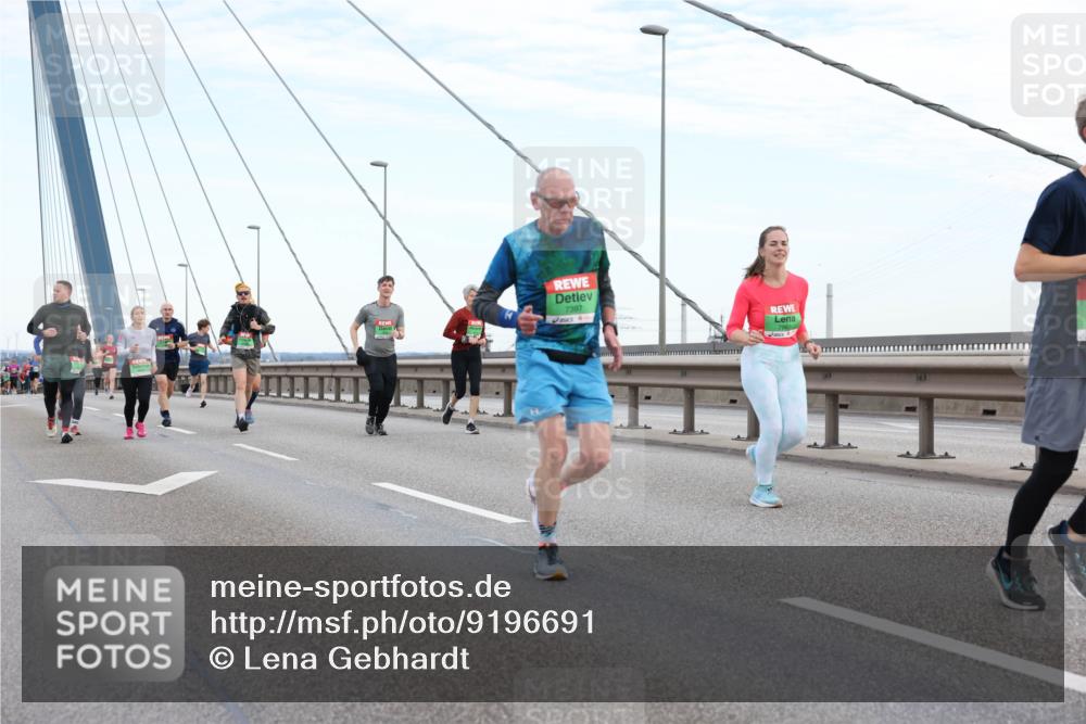 03.10.2025 - Köhlbrandbrückenlauf Lena Gebhardt http://msf.ph/oto/9196691 03.10.2025 15:28:16 Position 1 7397 meine-sportfotos.de