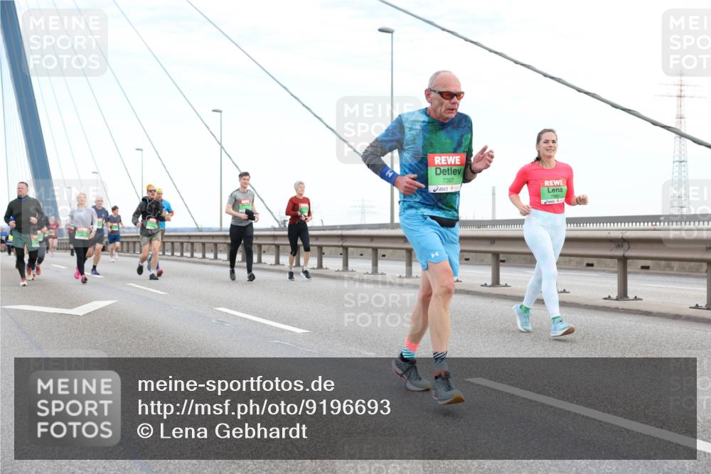 03.10.2025 - Köhlbrandbrückenlauf Lena Gebhardt http://msf.ph/oto/9196693 03.10.2025 15:28:17 Position 1 7397 meine-sportfotos.de