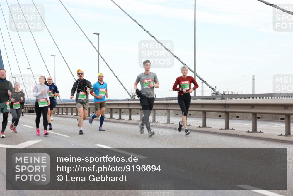03.10.2025 - Köhlbrandbrückenlauf Lena Gebhardt http://msf.ph/oto/9196694 03.10.2025 15:28:18 Position 1  meine-sportfotos.de