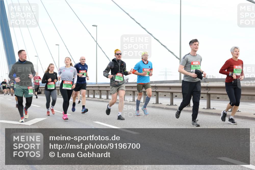03.10.2025 - Köhlbrandbrückenlauf Lena Gebhardt http://msf.ph/oto/9196700 03.10.2025 15:28:19 Position 1 7135, 9169, 8144 meine-sportfotos.de