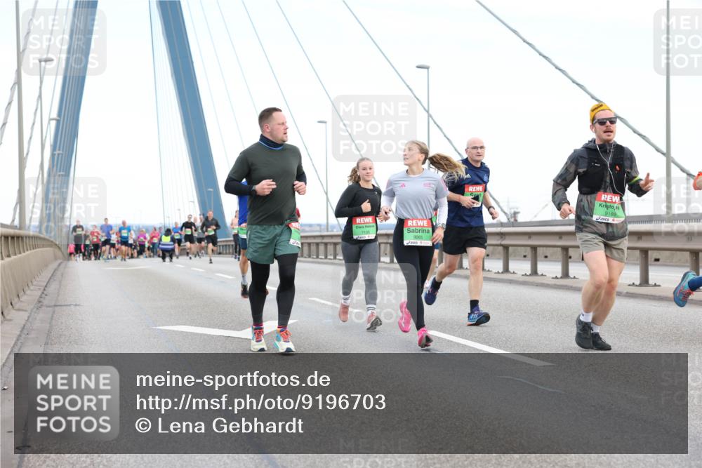 03.10.2025 - Köhlbrandbrückenlauf Lena Gebhardt http://msf.ph/oto/9196703 03.10.2025 15:28:20 Position 1 9065, 9169 meine-sportfotos.de